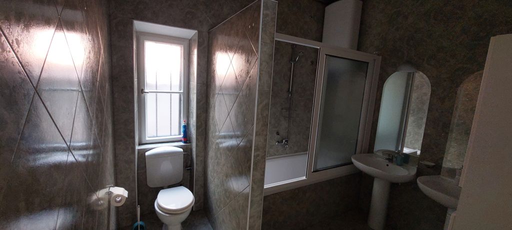 Blagovaonica s prirodnim svjetlom u kući za prodaju u Dubrovniku