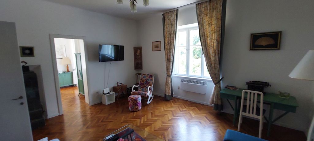 Kupaonica s modernim sadržajima u višekatnici blizu Starog Grada