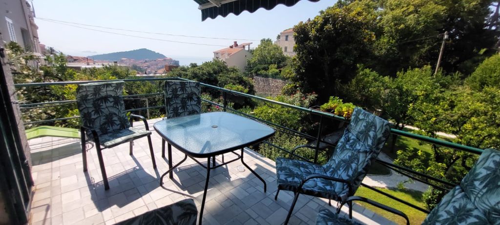 Pogled s balkona na Stari Grad Dubrovnik i otok Lokrum