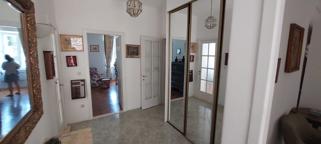 Druga spavaća soba s pogledom na vrt u kući za prodaju