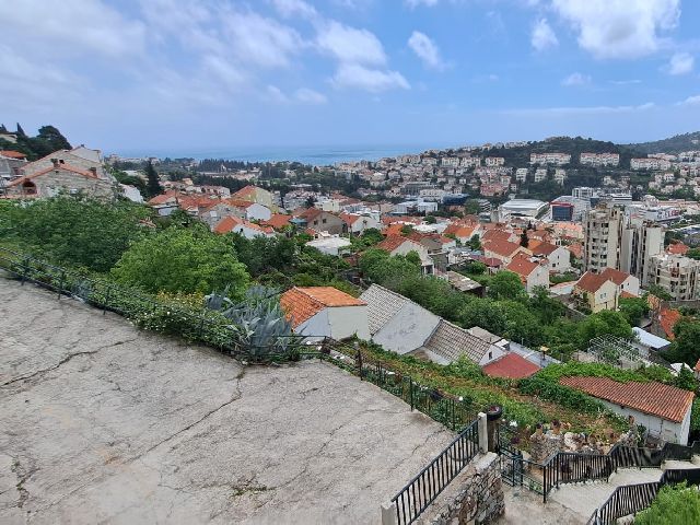 Kuća sa zemljištem 1.269 m² na atraktivnoj lokaciji u Dubrovniku