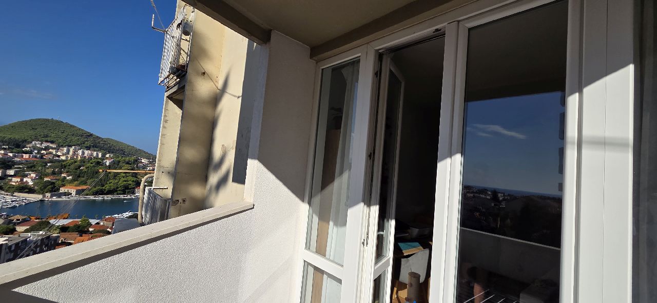 Balkon stana na petom katu zgrade u Gružu