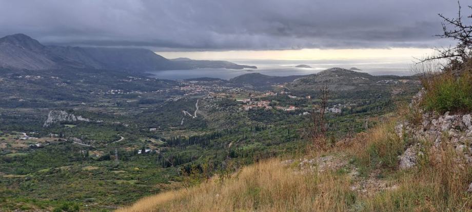 Pogled s građevinskog zemljišta na Ivanici prema naseljima Donji i Gornji Brgat