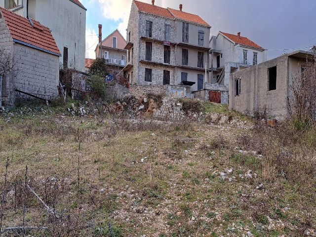 Zemljište s dozvolom za hostel u Ivanici, BiH