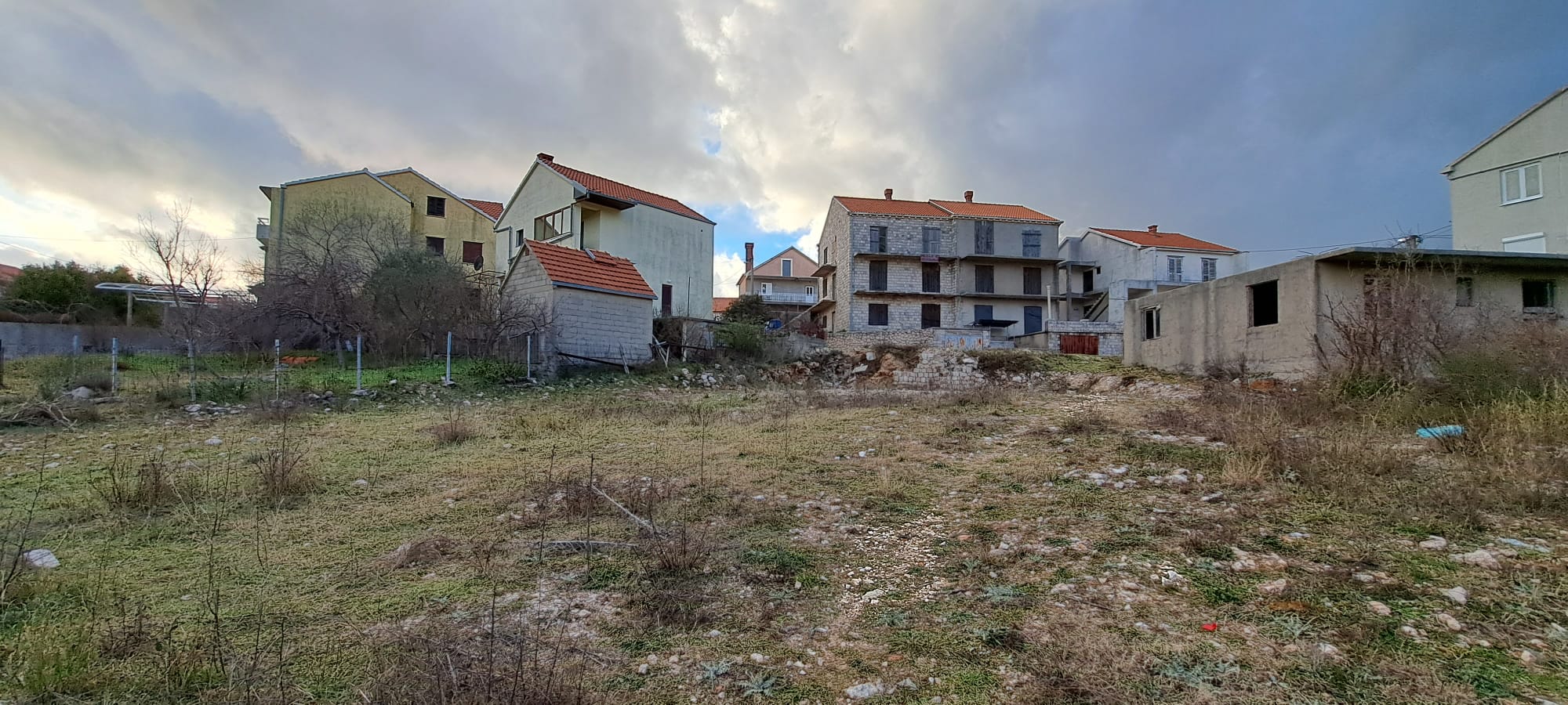 Objekt za rušenje na zemljištu u Ivanici s dozvolom za hostel