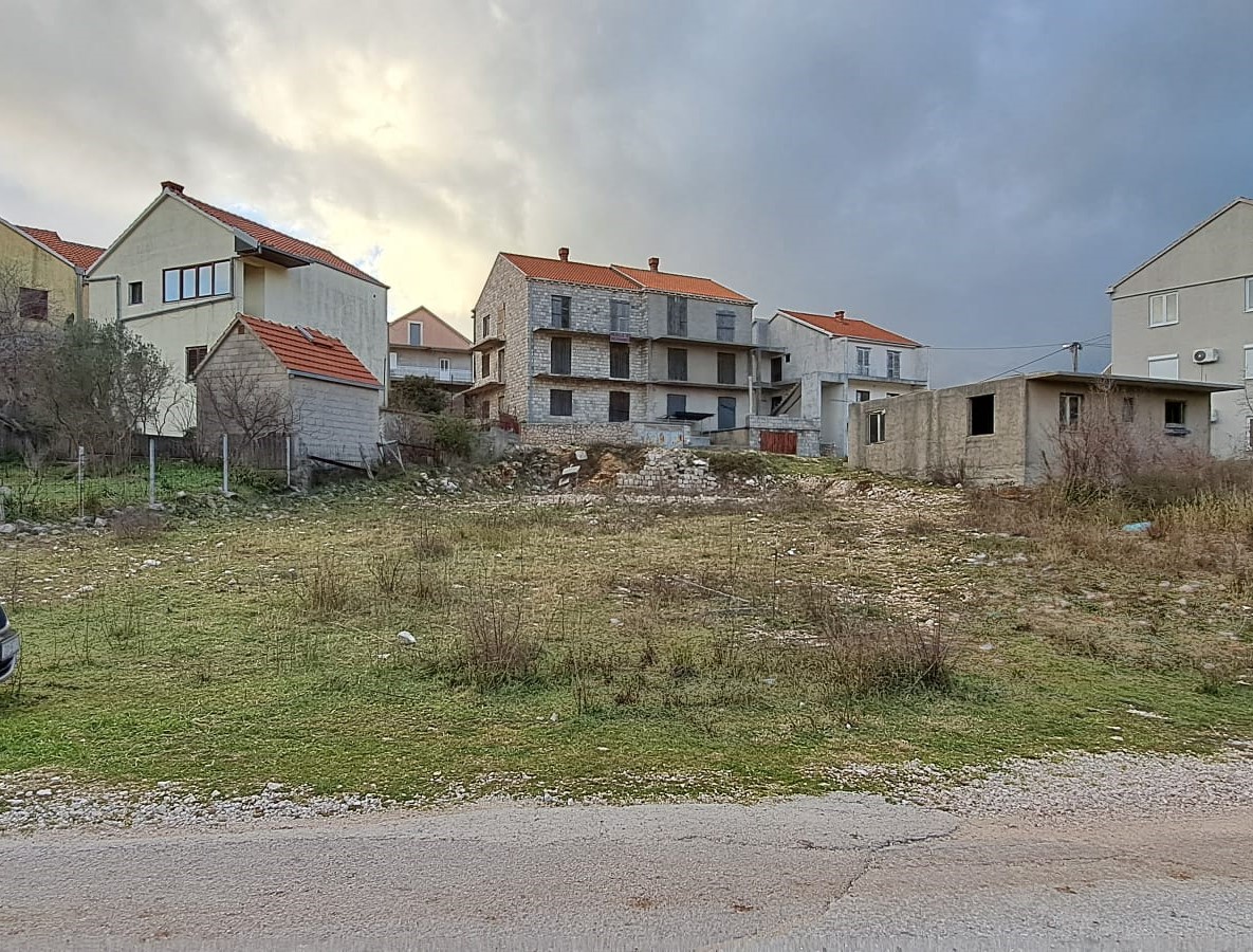 Pogled na zemljište u Ivanici s građevinskom dozvolom za hostel