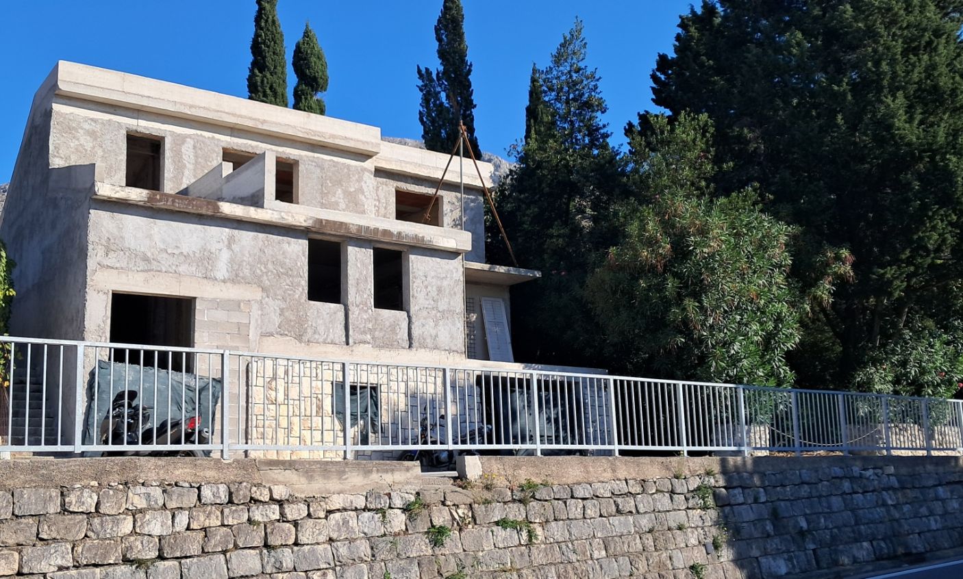 Roh-bau kuća s dvorištem u Župi dubrovačkoj