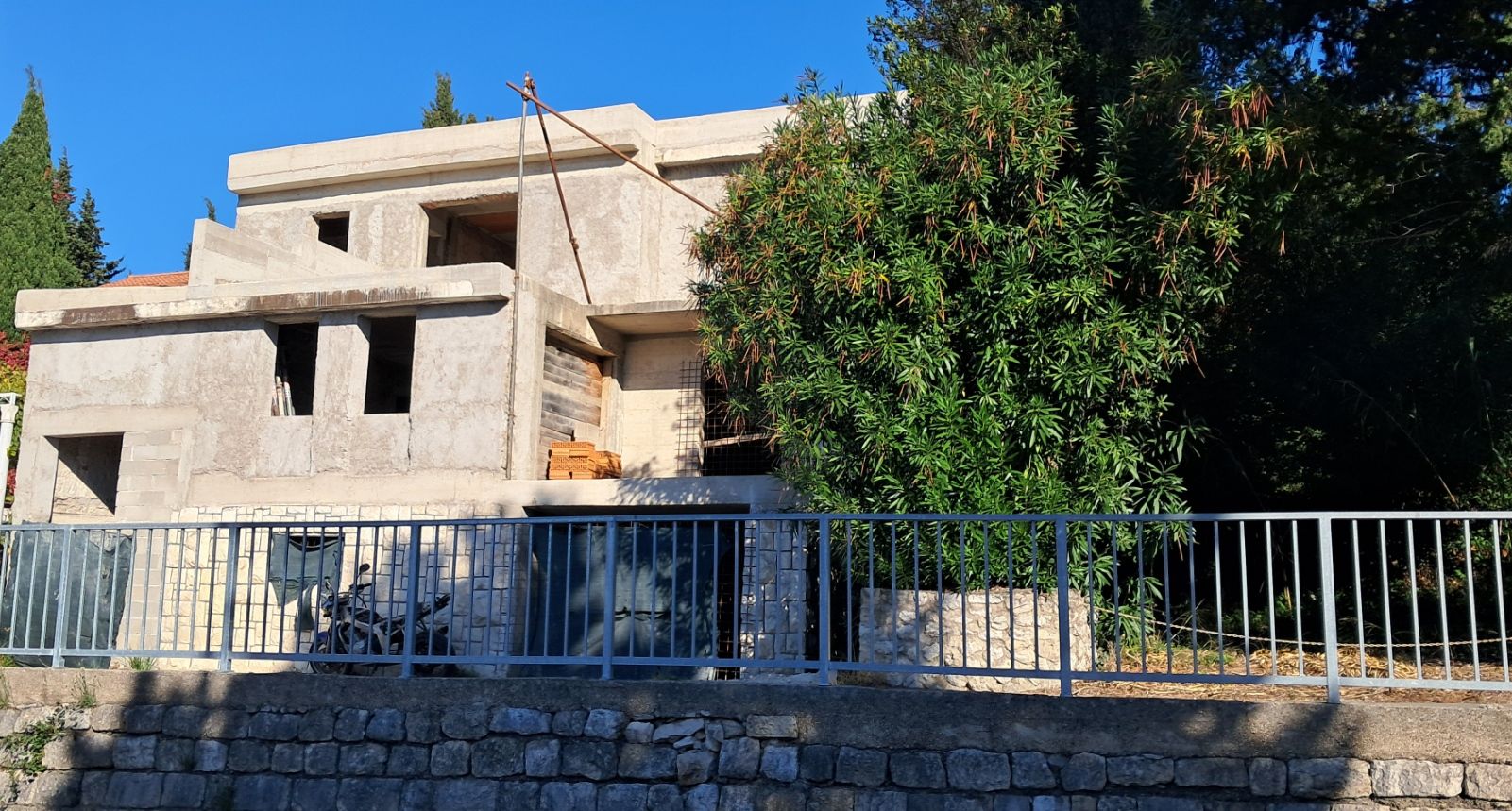 Kuća s auto pristupom – pogled na pročelje