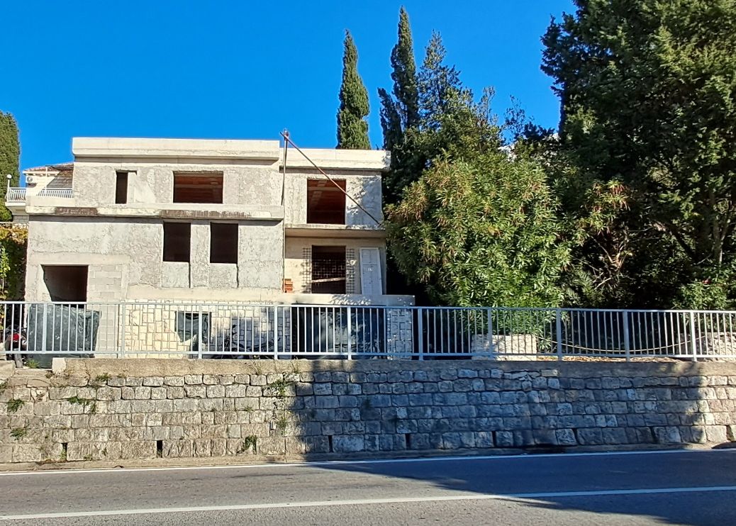 Prednja fasada višekatnice roh-bau izvedbe