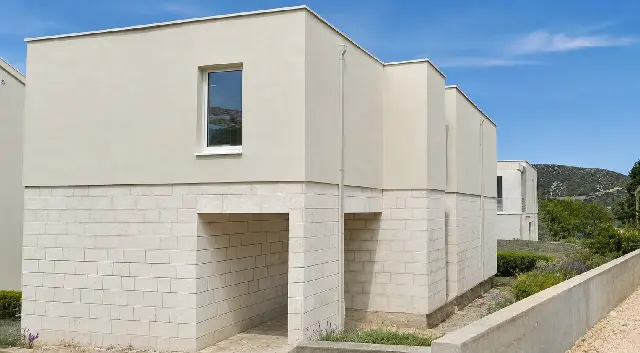 Moderna vila u sunčanom okruženju