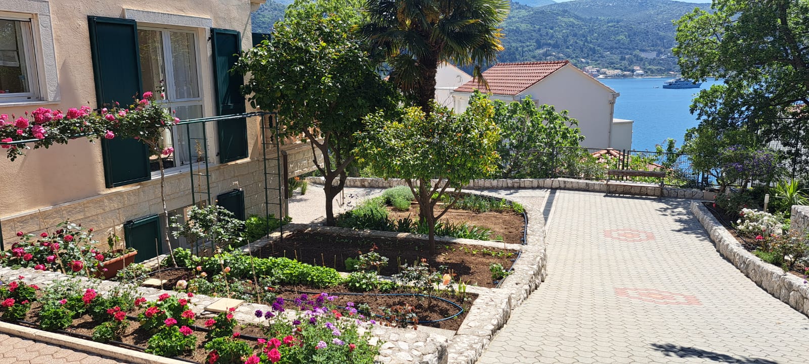 Ulaz u kuću i prostrano dvorište u Slanom