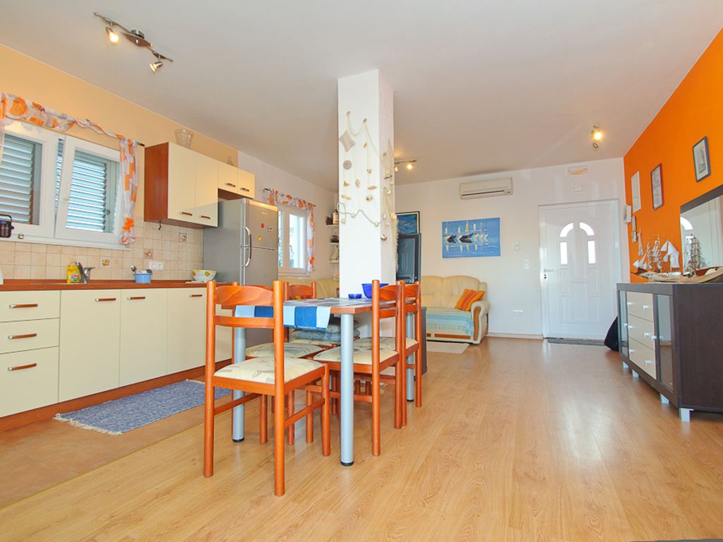 Pogled na interijer stana iz drugog kuta – prostor za odmor i blagovanje