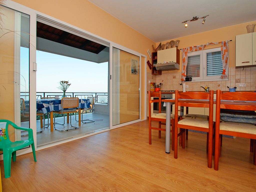 Interijer stana na Čiovu – dnevni boravak i blagovaonica u jednoj cjelini