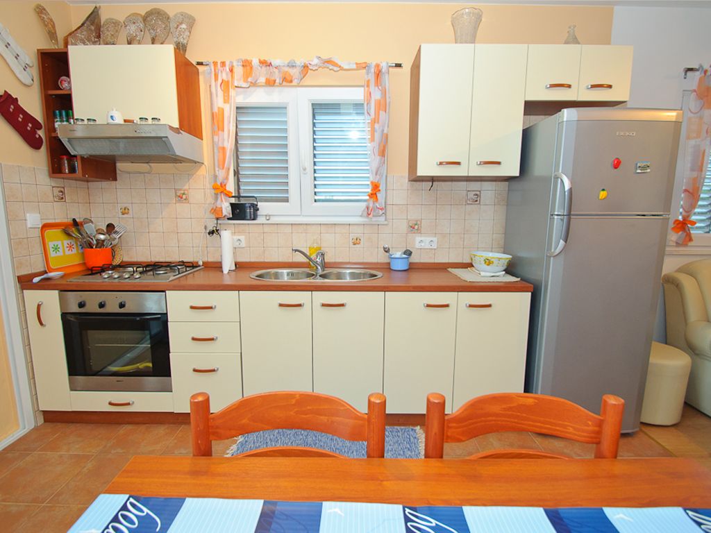 Moderno uređena kuhinja s blagovaonicom u stanu na Čiovu