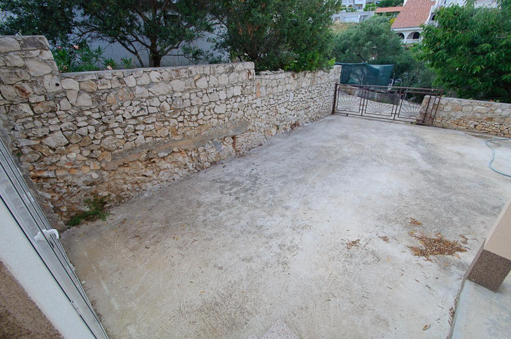 Privatni parking ispred stana na otoku Čiovu