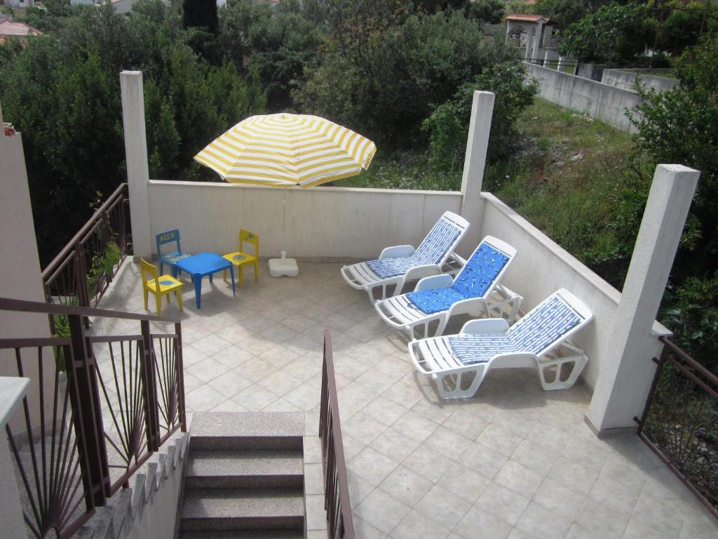 Nenatkrivena terasa s ležaljkama i pogledom na more – stan Čiovo