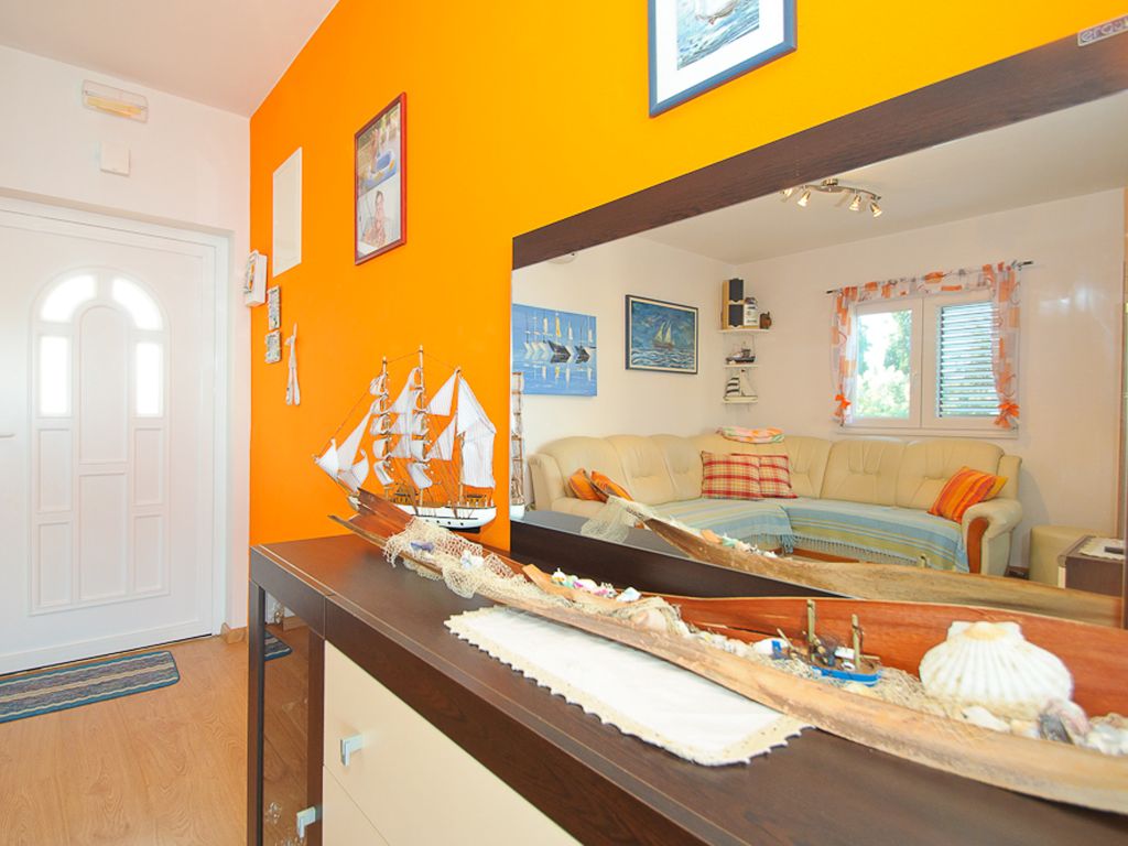 Pogled na ulaz i dnevni boravak sa sofom u stanu na Čiovu