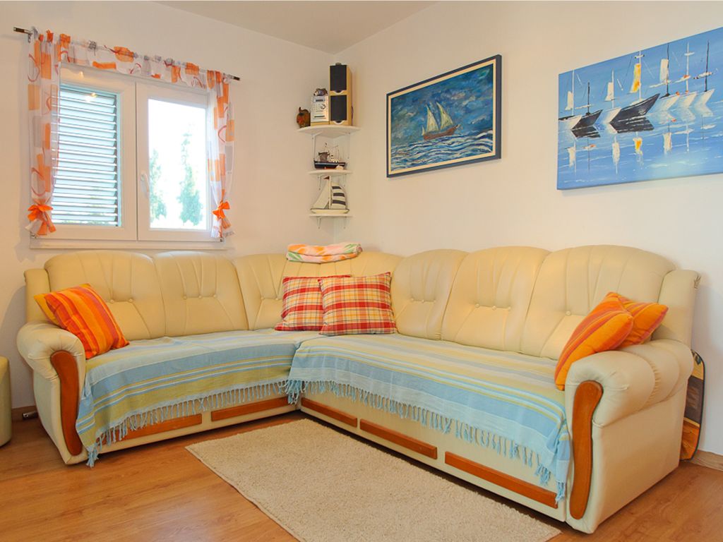 Udobna sofa u dnevnom boravku – stan Čiovo