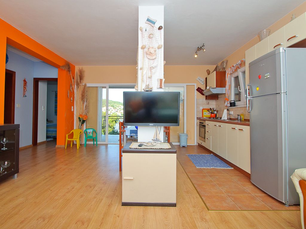 Otvoren raspored dnevnog boravka, kuhinje i blagovaonice – stan Čiovo