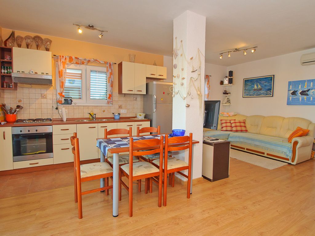 Kuhinja s aparatima – stan na prodaju u Čiovu