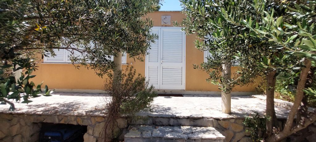 Apartmanska kuća na prodaju u Zatonu s tri stambene jedinice i pogledom na uvalu