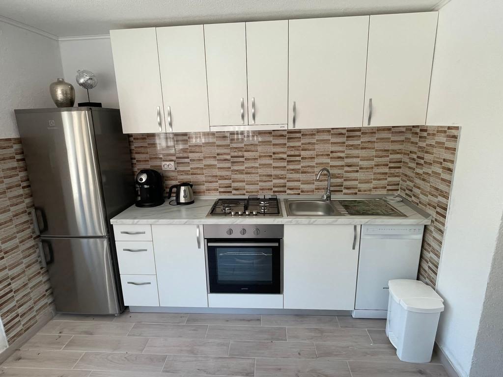 Opremljena kuhinja i blagovaonica u nekretnini na prodaju u Zatonu