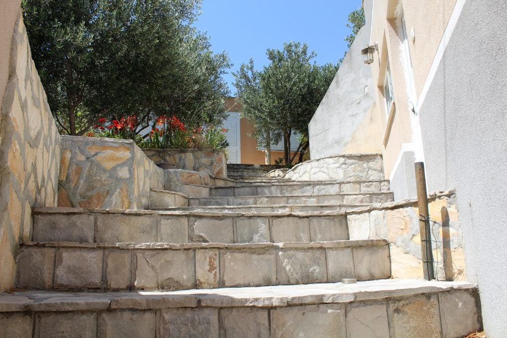 Nekretnina u Zatonu s tri apartmana, idealna za obiteljski život ili turistički najam