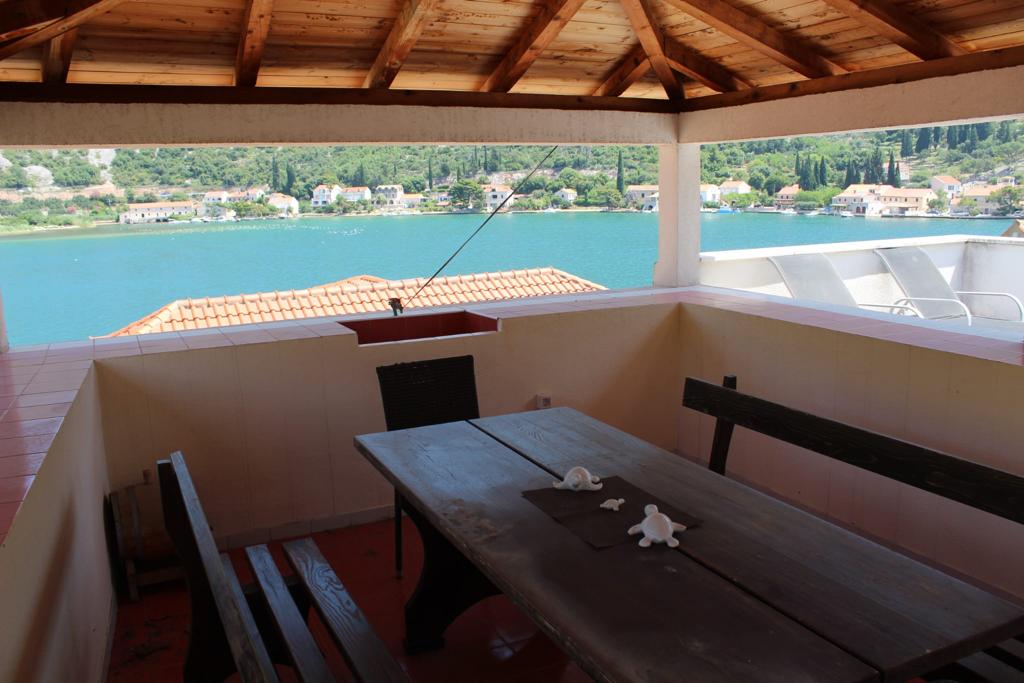 Pogled na slikovitu uvalu Zatona iz dvorišta nekretnine na prodaju u Dubrovniku