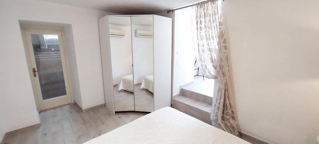 Spavaća soba u apartmanu u Zatonu, moderno uređena i prostrana