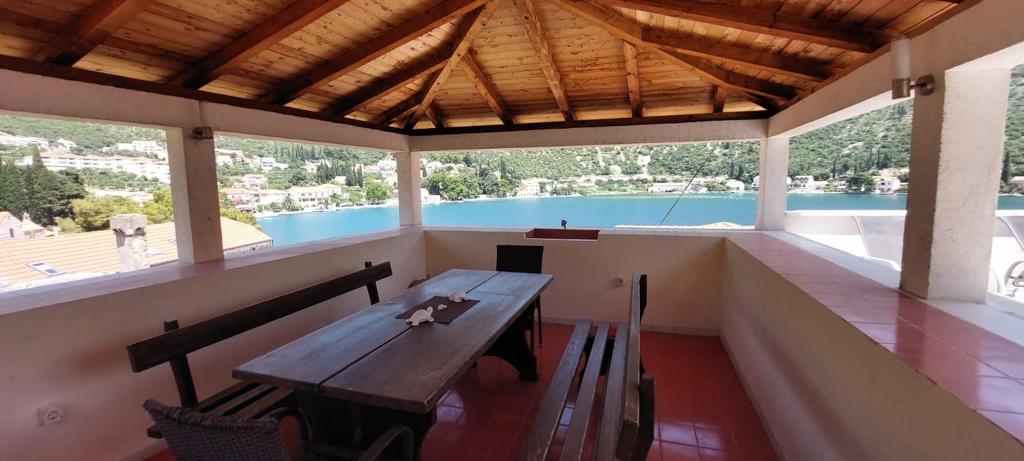 Prostrana terasa s glorijetom u nekretnini na prodaju u Zatonu